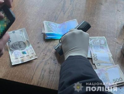 ілюстративне, джерело: Львівська поліція У середу, 27 січня, поліцейські затримали керівника одразу після того, як він отримав чергового траншу - 42 000 гривень. Раніше задокументовано два факти надання йому загалом 28 000 гривень. За скоєне загрожує покарання у вигляді позбавлення волі на строк від п’яти до десяти років з позбавленням права обіймати певні посади чи займатися певною діяльністю на строк до трьох років, з конфіскацією майна 