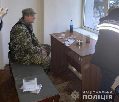 ілюстративне, джерело: Львівська поліція У середу, 27 січня, поліцейські затримали керівника одразу після того, як він отримав чергового траншу - 42 000 гривень. Раніше задокументовано два факти надання йому загалом 28 000 гривень. За скоєне загрожує покарання у вигляді позбавлення волі на строк від п’яти до десяти років з позбавленням права обіймати певні посади чи займатися певною діяльністю на строк до трьох років, з конфіскацією майна 