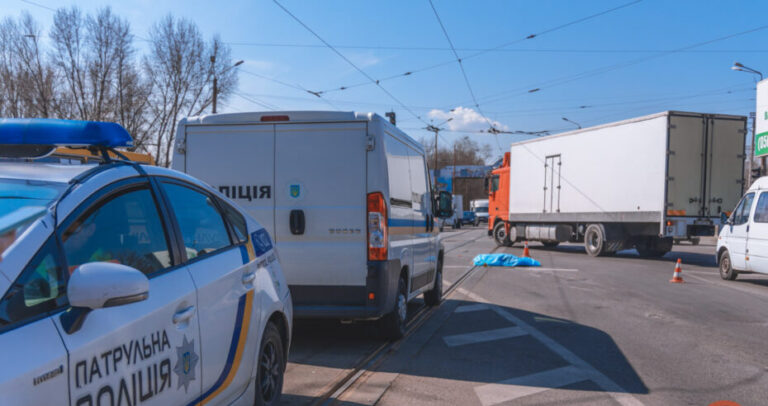 Вантажівка переїхала та протягнула кілька метрів жінку ...